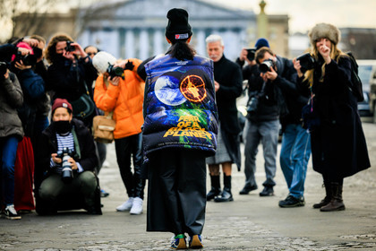 back details, printed vest, space vest, planet vest, black beanie, baggy pants, black pants, leather pants, blue sneakers, fashion week, frenchystyle, FW, jonathan paciullo, street style, PFW, PARIS, menswear, FALL WINTER 2022-2023, AUTUMN WINTER 2022-2023, FW 22-23, full length, horizontal