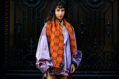 gucci scarf, logo scarf, orange scarf, purple jacket, metallic jacket, bomber jacket, green handbag, sparkling bag, fashion week, frenchystyle, FW, jonathan paciullo, street style, PFW, PARIS, menswear, AUTUMN WINTER 2022-2023, FALL WINTER 2022-2023, FW 22-23, atmosphere details, detail, horizontal