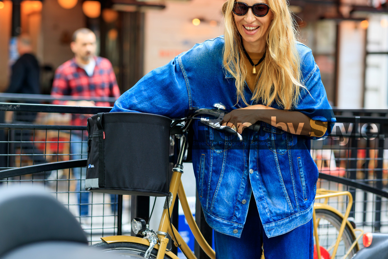 denim, denim jacket, denim total look, balenciaga jacket, blue jacket, blue jeans, short sleeves jacket, overshirt jacket, loose jacket, black sunglasses, round shape sunglasses, golden necklace, lucky charm necklace, alexandra golovanoff, fashion week, frenchystyle, FW, jonathan paciullo, street style, PFW, PARIS, AUTUMN WINTER 2021-2022, FALL WINTER 2021-2022, FW 21-22, atmosphere details, horizontal, detail
