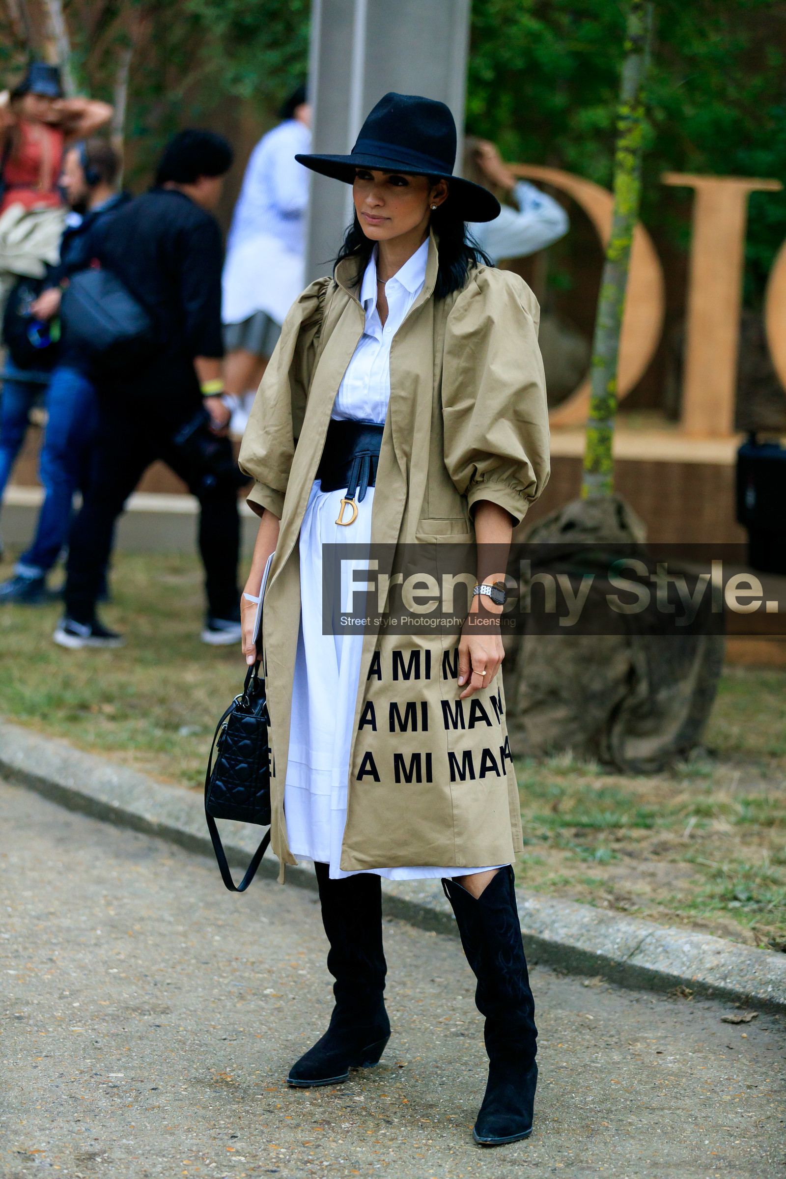 black hat, black suede boots, black leather bag, black leather belt, beige trench coat, white dress, white shirt, dress shirt, belted dress, cartier bracelet, cartier watch, cartier clou bracelet, panthere cartier watch, silvered watch, golden bracelet, big belt, high boots, cowboy boots, lady dior bag, dior bag, dior belt, fashion week, frenchystyle, FW, jonathan paciullo, street style, SPRING SUMMER 2020, SS 20, PFW, PARIS, vertical, full length