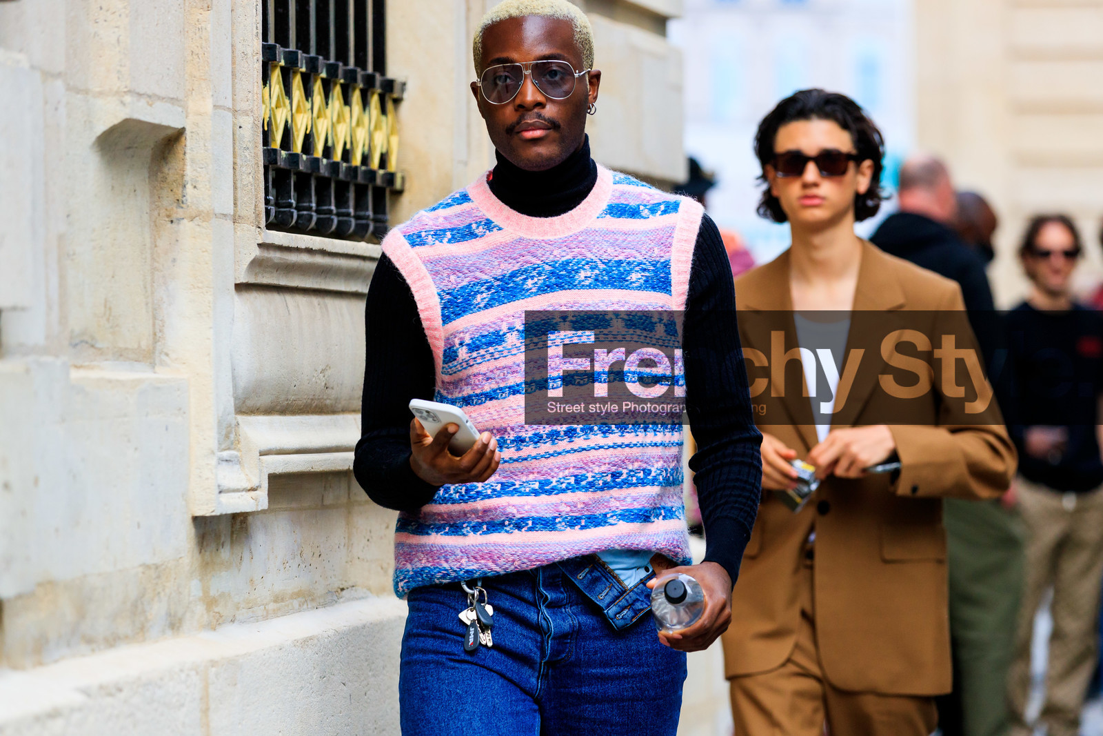 aviator sunglasses, silvered sunglasses, blue sunglasses, pink pullover, sleeveless pullover, striped pullover, blue pullover, jacquard pullover, blue jeans, denim, black top, turtleneck top, fashion week, frenchystyle, FW, jonathan paciullo, street style, PFW, PARIS, SPRING SUMMER 2022, SS 22, horizontal, atmosphere details, detail