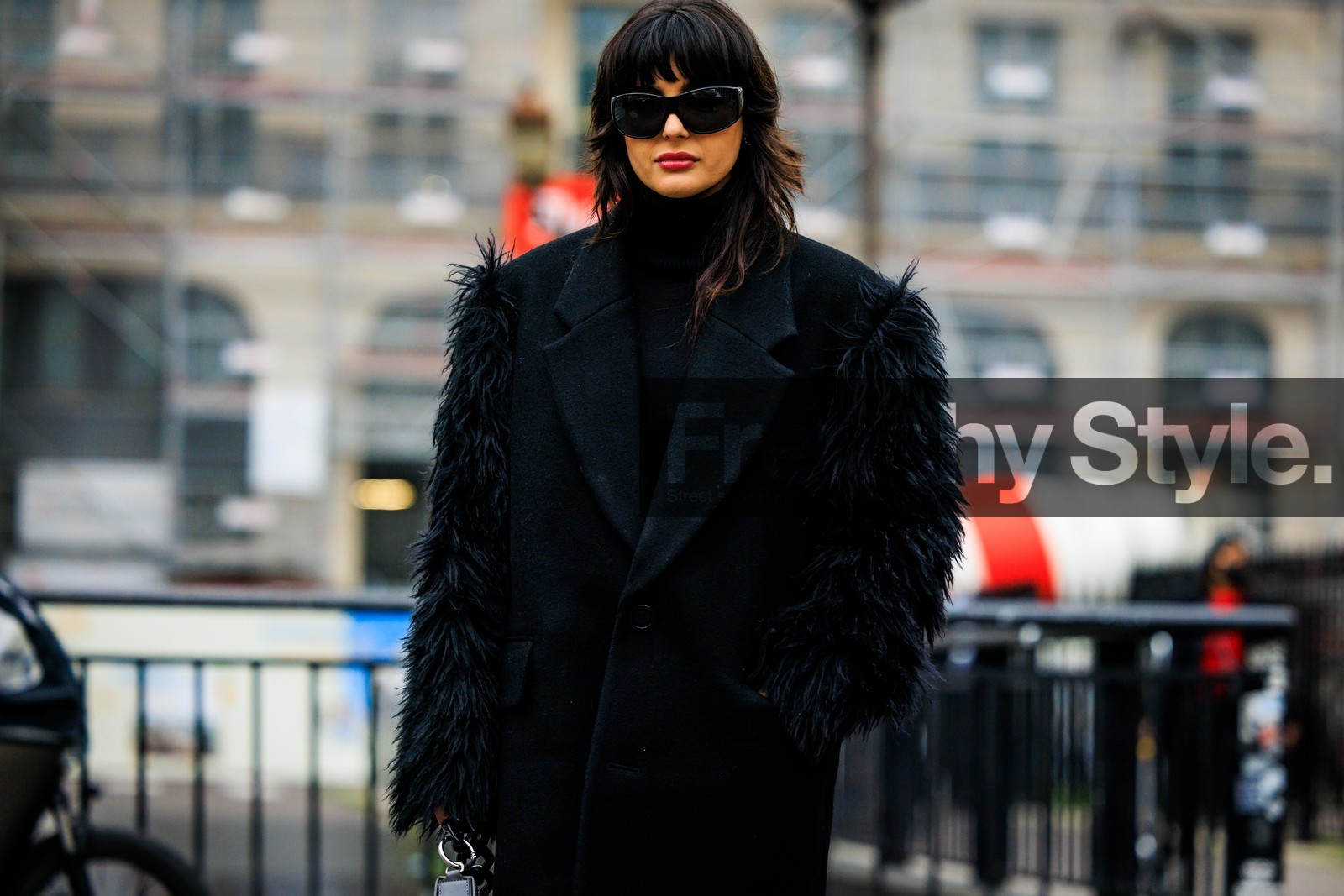 black sunglasses, full black look, feather coat, black coat, black turtleneck, fashion week, frenchystyle, FW, jonathan paciullo, street style, PFW, PARIS, menswear, AUTUMN WINTER 2022-2023, FALL WINTER 2022-2023, FW 22-23, atmosphere details, detail, horizontal