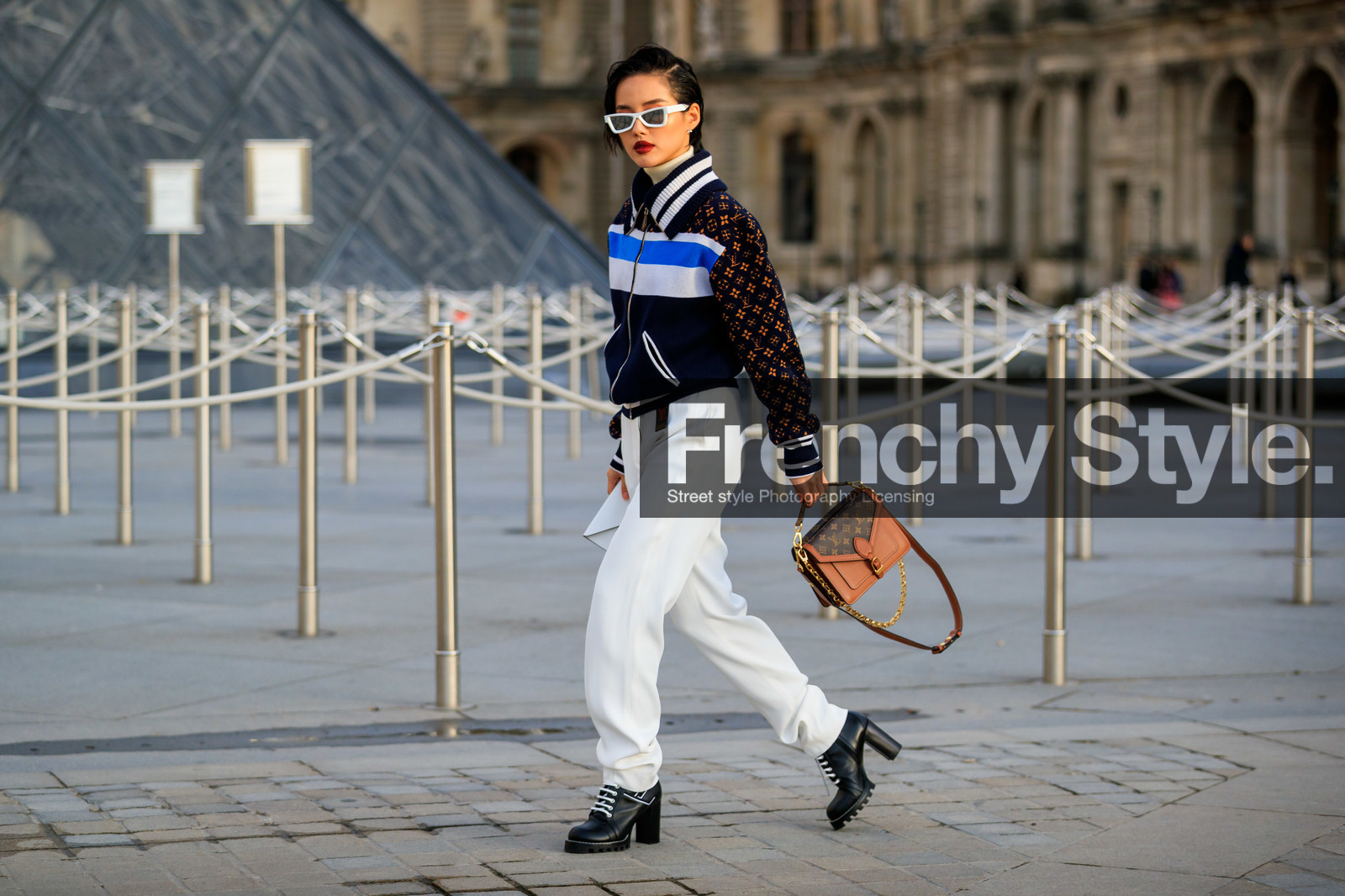 black shoes, camel bag, graphic bag, graphic jacket, high heels, leather bag, leather shoes, louis vuitton, monogram, navy jacket, printed bag, printed jacket, red lips, sunglasses, trousers, wet hair, white pants, PARIS, PFW, street style, jonathan paciullo, FW, frenchystyle, fashion week, AUTUMN WINTER 2019-2020, AW 19-20, FALL WINTER 2019-2020, FW 19-20, horizontal, atmosphere details, full length