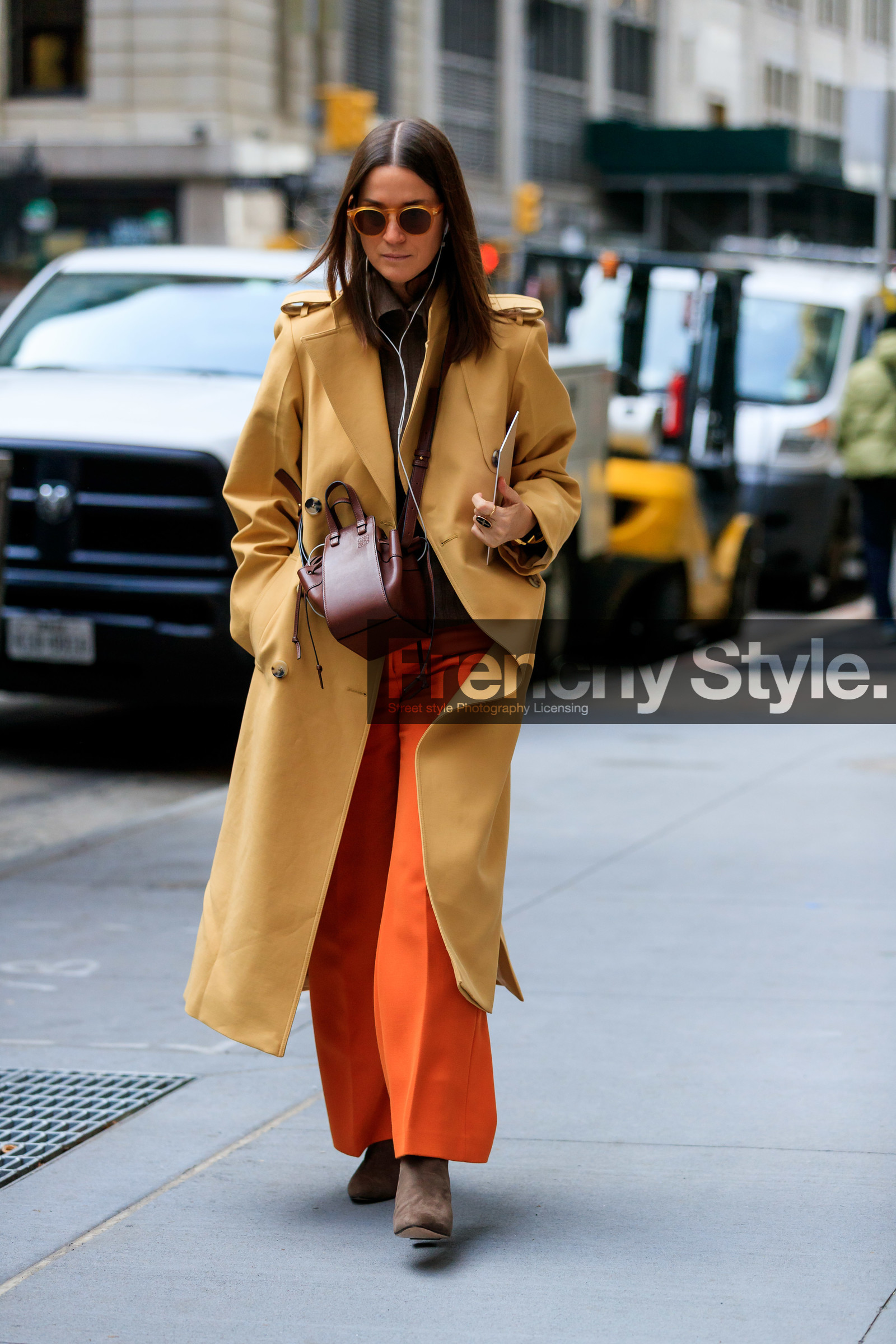 emily zak, beige jacket, beige trench coat, brown leather bag, crossbody bag, loewe bag, tom ford sunglasses, round shape sunglasses, orange pants, brown suede boots, loose pants, fashion week, frenchystyle, FW, jonathan paciullo, street style, NYFW, NEW YORK, AUTUMN WINTER 2020-2021, FALL WINTER 2020-2021, FW 20-21, vertical, full length