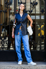 haircut, hair details, make up, make up details, black leather jacket, jacket shirt, sleeveless jacket, denim, blue jeans, loose jeans, white leather sneakers, nike shoes, fashion week, frenchystyle, FW, jonathan paciullo, street style, PFW, PARIS, AUTUMN WINTER 2021-2022, FALL WINTER 2021-2022, FW 21-22, vertical, full length, model