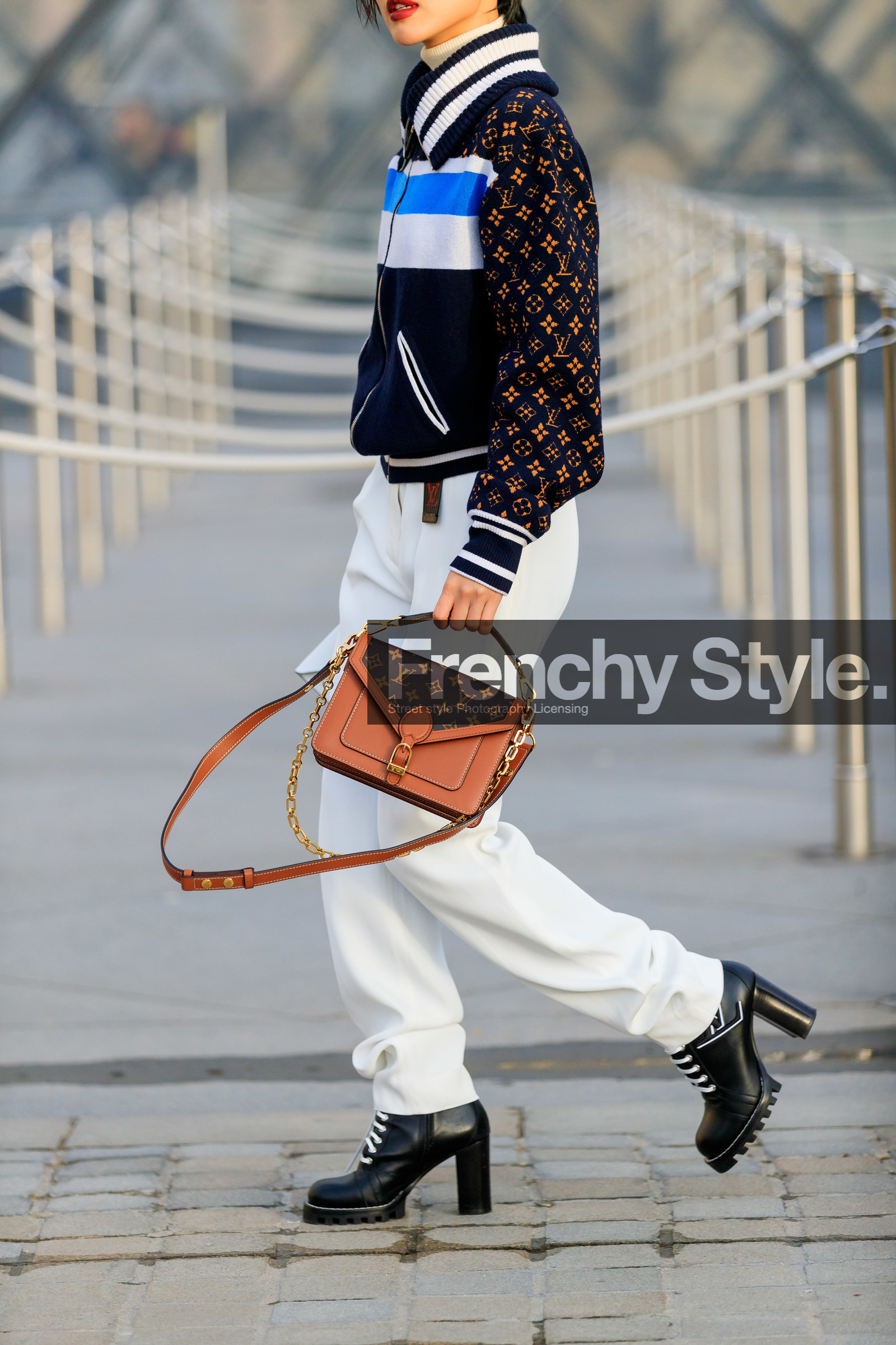 black shoes, camel bag, graphic bag, graphic jacket, high heels, leather bag, leather shoes, louis vuitton, monogram, navy jacket, printed bag, printed jacket, red lips, trousers, white pants, PARIS, PFW, street style, jonathan paciullo, FW, frenchystyle, fashion week, AUTUMN WINTER 2019-2020, AW 19-20, FALL WINTER 2019-2020, FW 19-20, vertical, atmosphere details, detail