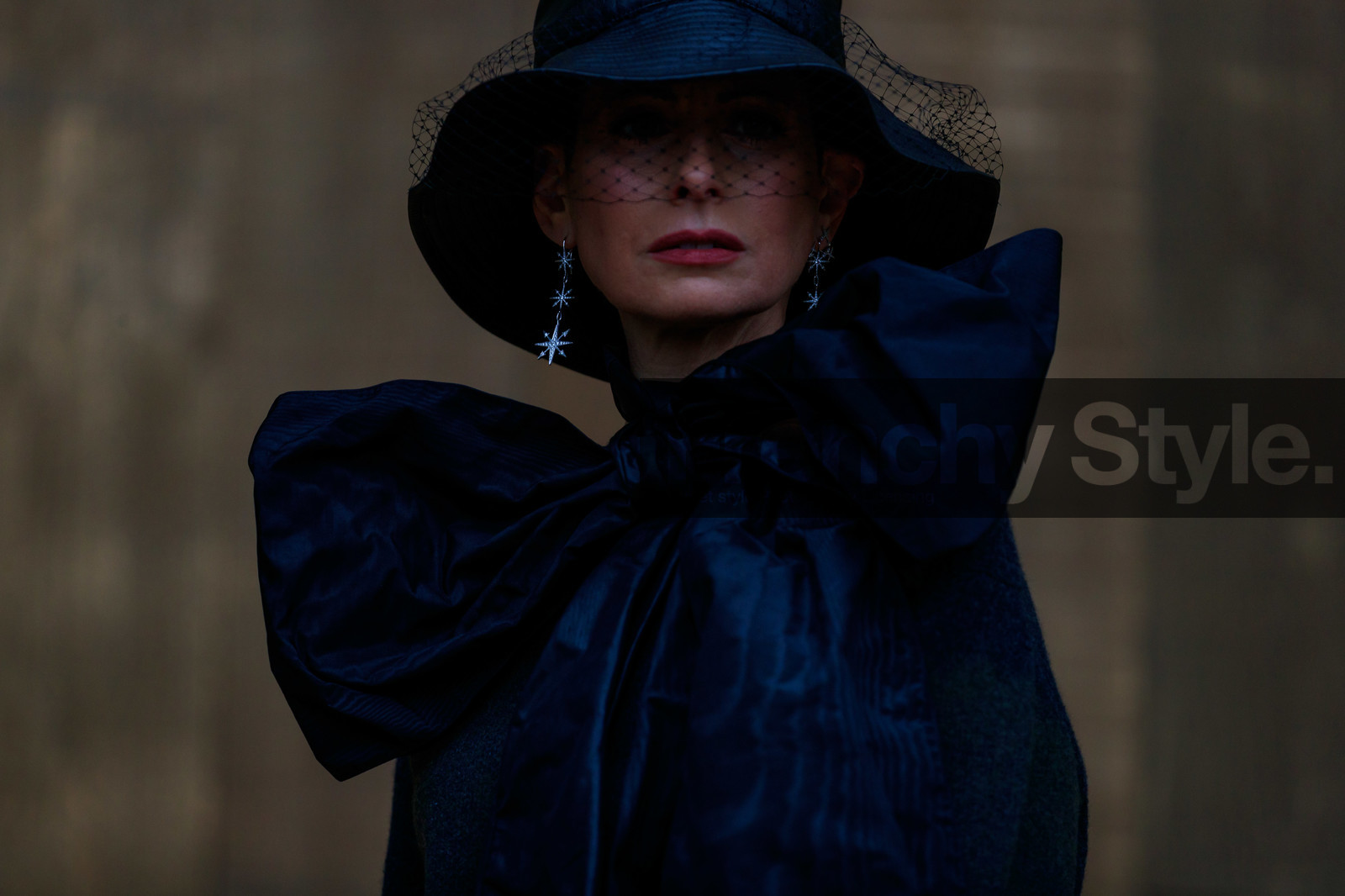 close up detail, black hat, black blouse, dior total look, dior hat, dior blouse, tulle hat, lavalliere collar, knot details, dior earrings, star shape earrings, diamond earrings, dangling earrings, fashion week, frenchystyle, FW, jonathan paciullo, street style, SPRING SUMMER 2020, SS 20, PFW, PARIS, horizontal, atmosphere details, detail