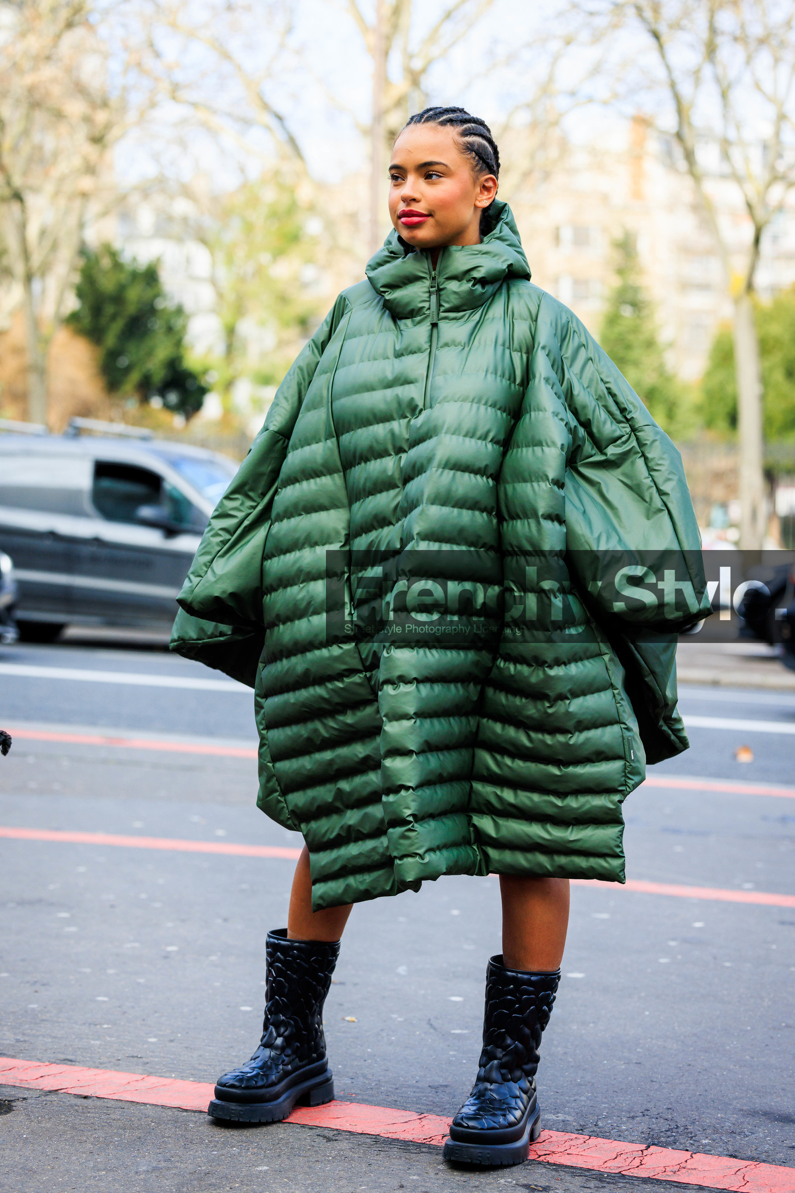 braided hair, red lips, green cape, winter cape, puffed cape, valentino boots, black boots, fashion week, frenchystyle, FW, jonathan paciullo, street style, PFW, PARIS, menswear, FALL WINTER 2022-2023, AUTUMN WINTER 2022-2023, FW 22-23, full length, vertical