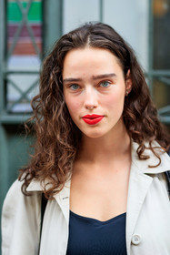 red lipstick, make up, make up details, nude make up, close up detail, fashion week, frenchystyle, FW, jonathan paciullo, street style, PFW, PARIS, AUTUMN WINTER 2021-2022, FALL WINTER 2021-2022, FW 21-22, vertical, atmosphere details, detail, model