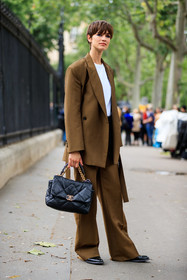 black leather bag, quilted bag, chanel bag, hand bag, chain strap bag, big chain strap bag, golden chain strap bag, silvered chain strap bag, brown jacket, hair details, haircut, make up, make up details, blue eyeliner, brown pants, brown suits, oversize suits, loose jacket, loose pants, boyish look, beauty, beauty details, fashion week, frenchystyle, FW, jonathan paciullo, street style, PFW, PARIS, AUTUMN WINTER 2021-2022, FALL WINTER 2021-2022, FW 21-22, vertical, full length, model