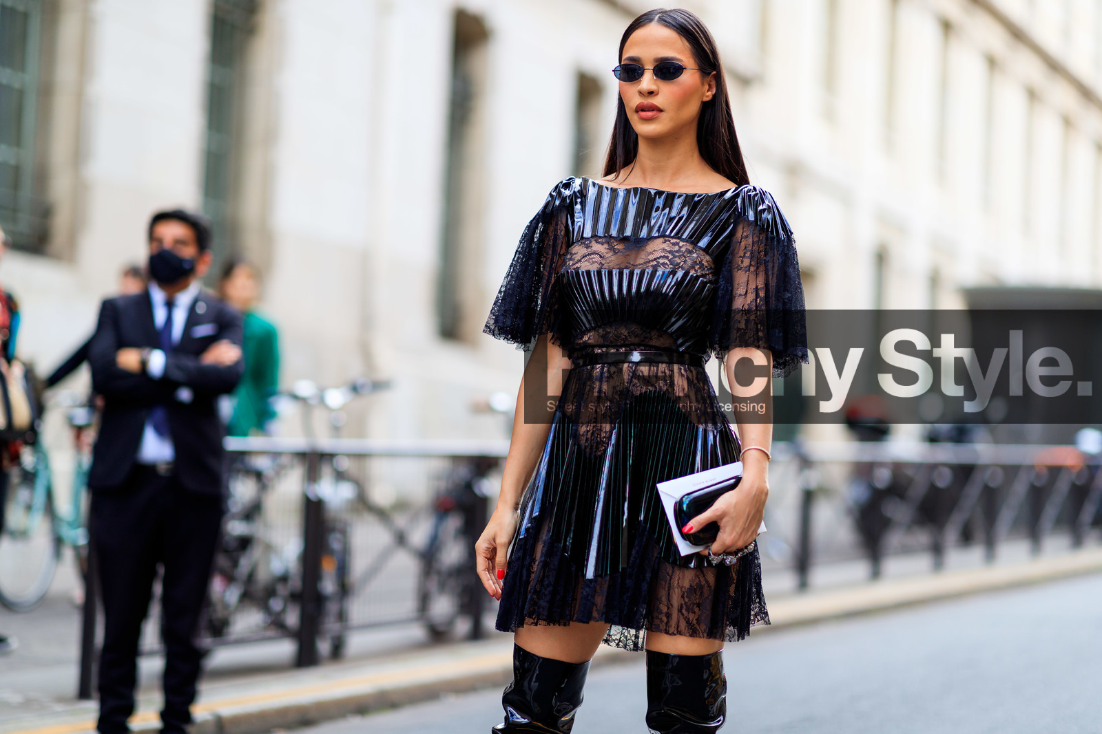 vinyl dress, varnished dress, pleated dress, black vinyl dress, lace dress, short sleeves dress, mini dress, black sunglasses, futurist shape sunglasses, round shape sunglasses, fashion week, frenchystyle, FW, jonathan paciullo, street style, PFW, PARIS, AUTUMN WINTER 2021-2022, FALL WINTER 2021-2022, FW 21-22, atmosphere details, horizontal, detail