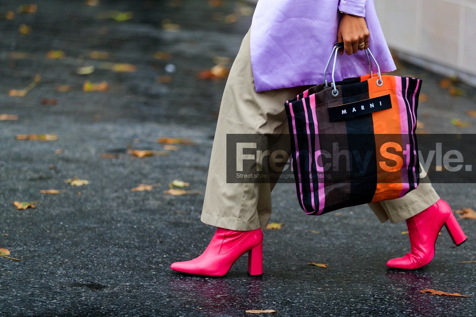 close up detail, legs detail, bag detail, pink leather boots, high heels boots, hand bag, shopping bag, striped bag, orange bag, pink bag, brown bag, black bag, fashion week, frenchystyle, FW, jonathan paciullo, street style, SPRING SUMMER 2020, SS 20, PFW, PARIS, horizontal, atmosphere details, detail