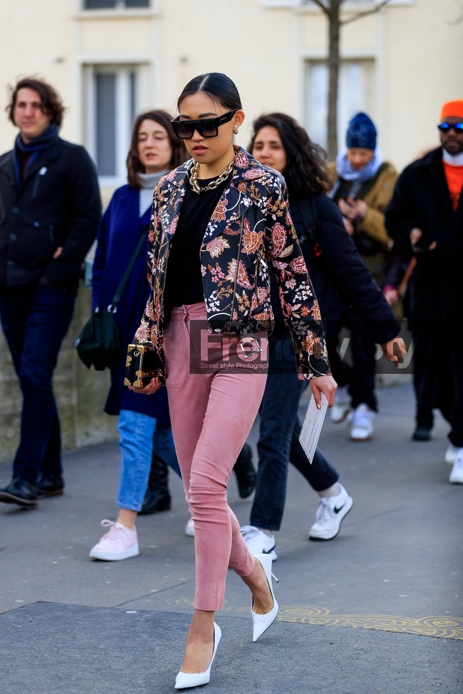 jaime xie, black leather perfecto, cachemere printed perfecto, printed perfecto, pink pants, multicolor perfecto, elie saab jacket, big sunglasses, square shape glasses, celine sunglasses, tight pants, white leather shoes, sharp end shoes, pump, big chain necklace, golden necklace, paco rabanne necklace, pink suede pants, suede pants, louis vuitton bag, louis vuitton clutch, box bag, metalic bag, silvered bag, black leather clutch, black leather bag, fashion week, frenchystyle, FW, jonathan paciullo, street style, PFW, PARIS, vertical, full length