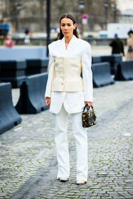 full white look, nude corset, white blazer, white pants, straight cut pants, white boots, buttoned corset, golden choker, black handbag, embroidered bag, fashion week, frenchystyle, FW, jonathan paciullo, street style, PFW, PARIS, menswear, FALL WINTER 2022-2023, AUTUMN WINTER 2022-2023, FW 22-23, full length, vertical