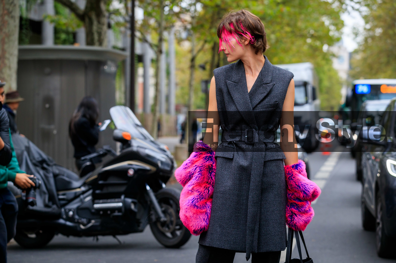 model, sara blomqvist, hair details, feather details, pink feathers, pink fur, dark grey jacket, sleeveless jacket, belted jacket, fashion week, frenchystyle, FW, jonathan paciullo, street style, SPRING SUMMER 2020, SS 20, PFW, PARIS, horizontal, atmosphere details, detail