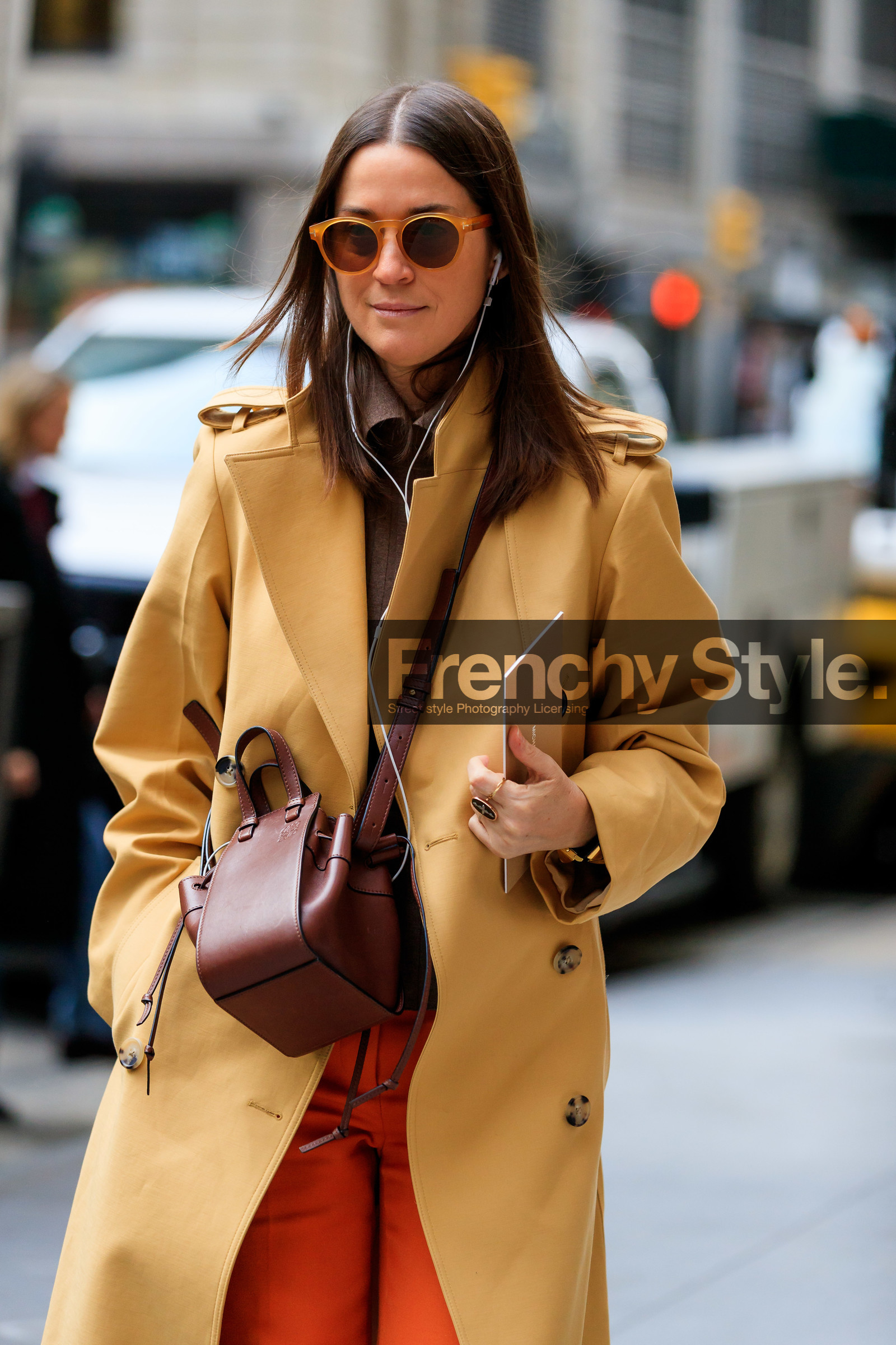 emily zak, beige jacket, beige trench coat, brown leather bag, crossbody bag, loewe bag, tom ford sunglasses, round shape sunglasses, orange pants, fashion week, frenchystyle, FW, jonathan paciullo, street style, NYFW, NEW YORK, AUTUMN WINTER 2020-2021, FALL WINTER 2020-2021, FW 20-21, vertical, atmosphere details, detail
