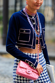 pink leather bag, crossbody bag, quilted bag, chanel bag, chanel cardigan, chanel jacket, chanel pants, cropped cardigan, cropped jacket, knitwear, knit top, strassed earrings, strassed necklace, strassed ring, pink ring, big ring, big necklace, big chocker, long necklace, pink necklace, pink choker, pink earrings, purple necklace, navy blue cardigan, navy blue jacket, navy blue pants, houndstooth printed pants, chanel total look, giovanna battaglia, fashion week, frenchystyle, FW, jonathan paciullo, street style, PFW, PARIS, AUTUMN WINTER 2021-2022, FALL WINTER 2021-2022, FW 21-22, vertical, atmosphere details, detail