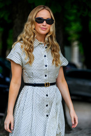 white dress, black dress, bicolor dress, polka dots dress, short sleeves dress, belted dress, black leather belt, dior belt, dior dress, dior total look, button dress, jennifer lawrence, fashion week, frenchystyle, FW, jonathan paciullo, street style, PFW, PARIS, AUTUMN WINTER 2021-2022, FALL WINTER 2021-2022, FW 21-22, vertical, atmosphere details, detail