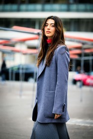 grey blazer, red scarf, knitted top, oversized blazer, longskirt, knitted skirt, rings, fashion week, frenchystyle, FW, jonathan paciullo, street style, PFW, PARIS, menswear, AUTUMN WINTER 2022-2023, FALL WINTER 2022-2023, FW 22-23, atmosphere details, detail, vertical