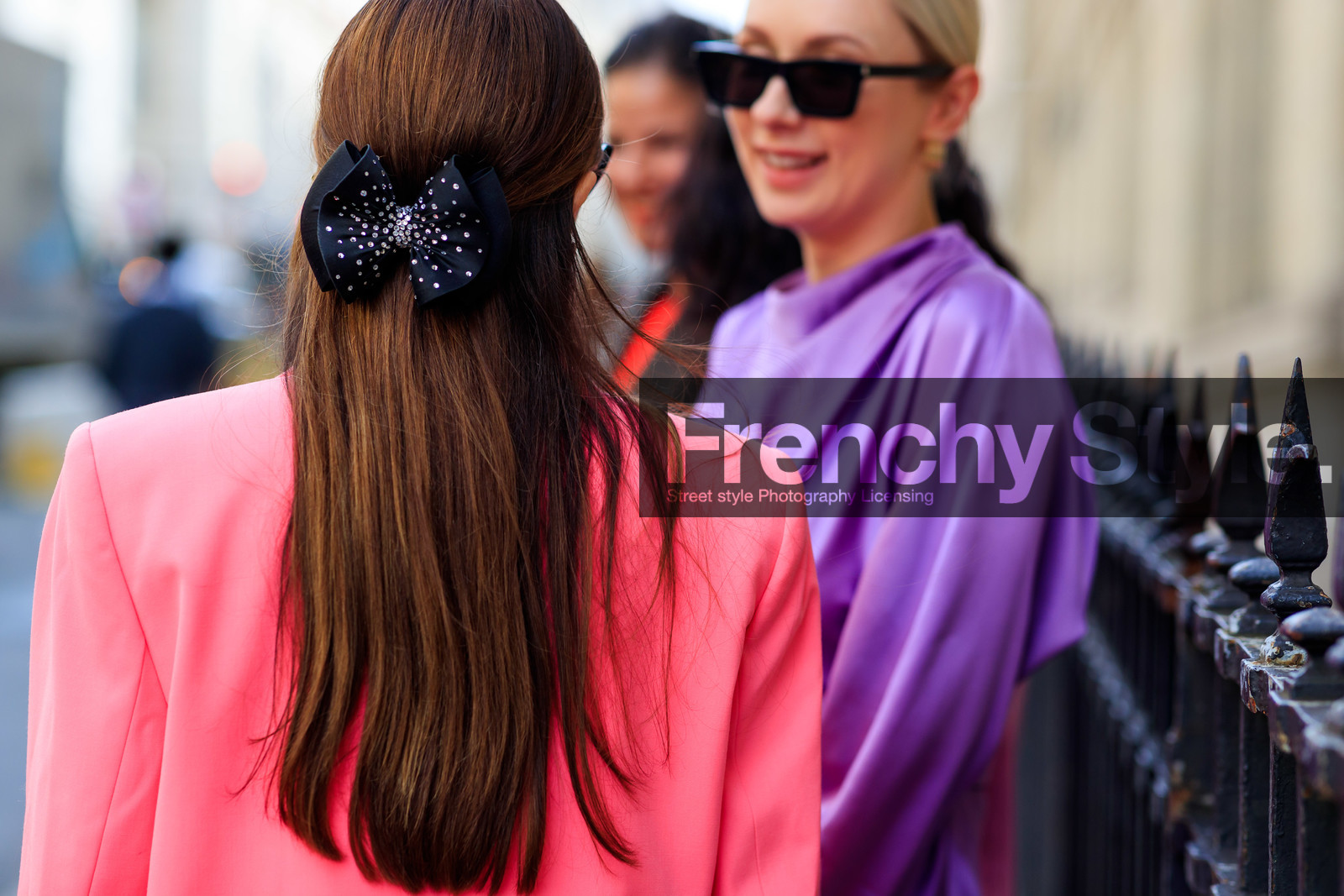 back details, knot details, hair clip, hair details, strassed hair clip, black hair clip, fashion week, frenchystyle, FW, jonathan paciullo, street style, PFW, PARIS, AUTUMN WINTER 2021-2022, FALL WINTER 2021-2022, FW 21-22, atmosphere details, horizontal, detail
