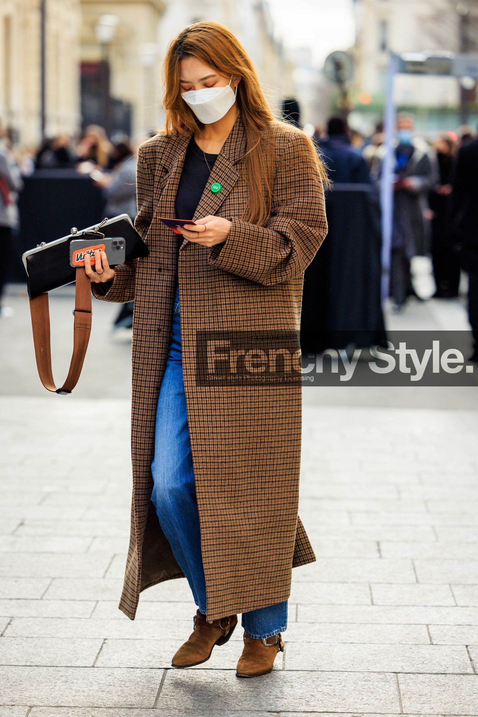 brown coat, plaid coat, black tshirt, classic jeans, brown bottines, pencil bag, black handbag, fashion week, frenchystyle, FW, jonathan paciullo, street style, PFW, PARIS, menswear, FALL WINTER 2022-2023, AUTUMN WINTER 2022-2023, FW 22-23, full length, vertical
