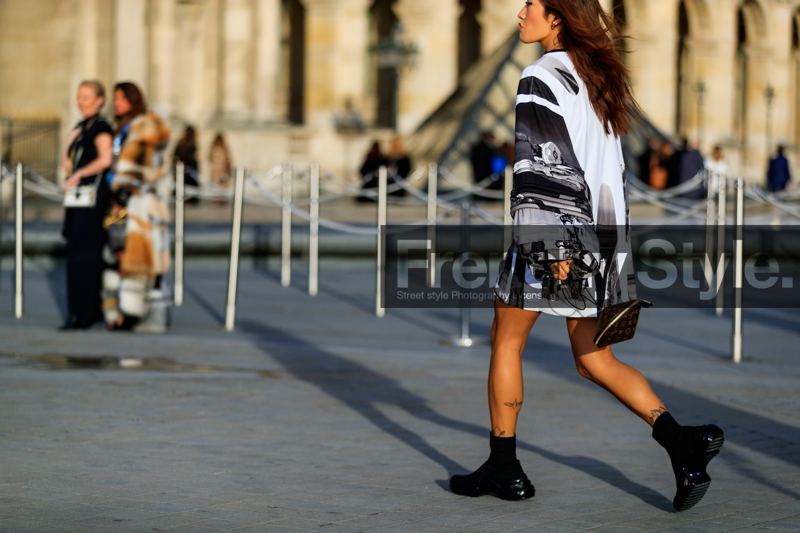 black shoes, brown bag, graphic bag, graphic dress, grey dress, leather bag, leather shoes, louis vuitton, monogram, peggy gould, printed bag, printed dress, PARIS, PFW, street style, jonathan paciullo, FW, frenchystyle, fashion week, AUTUMN WINTER 2019-2020, AW 19-20, FALL WINTER 2019-2020, FW 19-20, horizontal, atmosphere details, detail