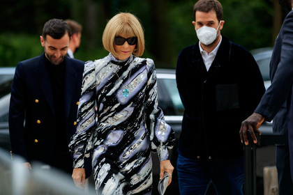 striped dress, grey dress, black dress, zebra printed dress, sequins dress, embroidered dress, long sleeves dress, long dress, strassed dress, louis vuitton dress, anna wintour, fashion week, frenchystyle, FW, jonathan paciullo, street style, PFW, PARIS, AUTUMN WINTER 2021-2022, FALL WINTER 2021-2022, FW 21-22, atmosphere details, horizontal, detail