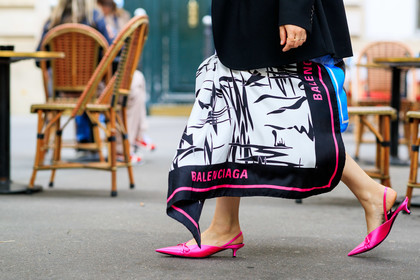 balenciaga skirt, scarf, scarf skirt, pink scarf, pink slippers, pink shoes, sharp end shoes, satin shoes, knot details, knotted shoes, sling back shoes, kitten heels shoes, black scarf, white scarf, long skirt, white skirt, black skirt, printed skirt, printed scarf, close up detail, shoes detail, legs detail, balenciaga shoes, fashion week, frenchystyle, FW, jonathan paciullo, street style, PFW, PARIS, AUTUMN WINTER 2021-2022, FALL WINTER 2021-2022, FW 21-22, atmosphere details, horizontal, detail