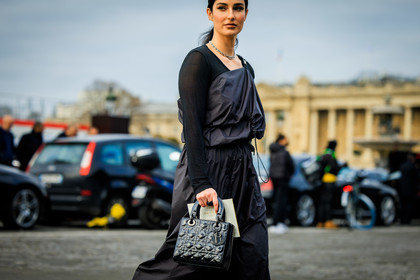 assymetric dress, black dress, black looks, full black look, black top, silver choker, smoky eyes, dior bag, lady dior bag, greek dress, fashion week, frenchystyle, FW, jonathan paciullo, street style, PFW, PARIS, menswear, FALL WINTER 2022-2023, AUTUMN WINTER 2022-2023, FW 22-23, atmosphere details, detail, horizontal