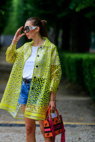 yellow jacket, yellow coat, yellow trench coat, yellow raincoat, leopard printed coat, leopard printed jacket, leopard pritned trench coat, leopard printed raincoat, sheer coat, sheer jacket, sheer trench coat, sheer raincoat, white t-shirt, denim, denim shorts, used shorts, blue shorts, mini shorts, white sunglasses, black sunglasses, round shape sunglasses, big sunglasses, orange bag, pink bag, printed bag, hand bag, dior bag, dior coat, dior jacket, dior trench coat, dior raincoat, lady dior bag, estelle pigault, fashion week, frenchystyle, FW, jonathan paciullo, street style, PFW, PARIS, AUTUMN WINTER 2021-2022, FALL WINTER 2021-2022, FW 21-22, vertical, atmosphere details, detail