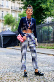 pink leather bag, crossbody bag, quilted bag, chanel bag, chanel cardigan, chanel jacket, chanel pants, cropped cardigan, cropped jacket, knitwear, knit top, strassed earrings, strassed necklace, strassed ring, pink ring, big ring, big necklace, big chocker, long necklace, pink necklace, pink choker, pink earrings, purple necklace, navy blue cardigan, navy blue jacket, navy blue pants, houndstooth printed pants, black leather loafers, prada loafers, prada shoes, chanel total look, giovanna battaglia, fashion week, frenchystyle, FW, jonathan paciullo, street style, PFW, PARIS, AUTUMN WINTER 2021-2022, FALL WINTER 2021-2022, FW 21-22, vertical, full length