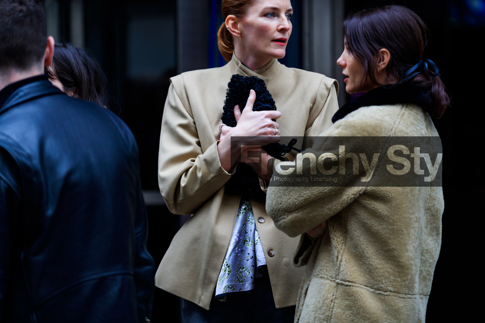 beige coat, beige jacket, black bag, leather bag, shearling, street style, jonathan paciullo, FW, frenchystyle, fashion week, NYFW, NEW YORK, AUTUMN WINTER 2018-2019, AW 18-19, FALL WINTER 2018-2019, FW 18-19, atmosphere details, horizontal, detail