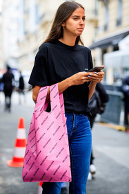 balenciaga bag, balenciaga t-shirt, black t-shirt, loose t-shirt, pink leather bag, shopping bag, logo all over, logo printed bag, bag detail, close up detail, fashion week, frenchystyle, FW, jonathan paciullo, street style, PFW, PARIS, AUTUMN WINTER 2021-2022, FALL WINTER 2021-2022, FW 21-22, vertical, atmosphere details, detail