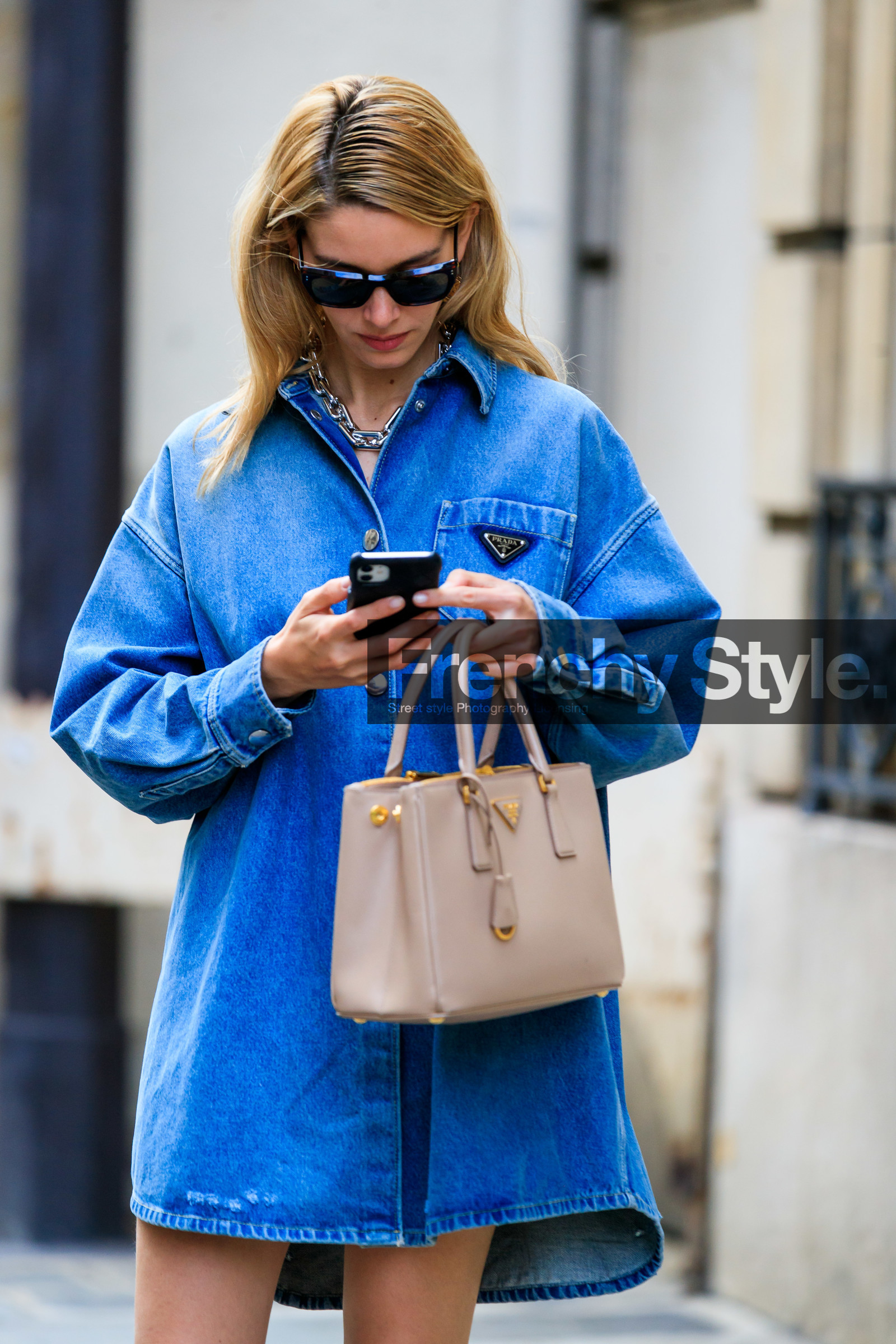 denim, denim dress, denim jacket, denim shirt, prada dress, prada jacket, prada shirt, jacket dress, jacket shirt, dress shirt, blue jacket, blue dress, blue shirt, beige leather bag, hand bag, prada bag, light beige leather bag, nude leather bag, scale sunglasses, celine sunglasses, silvered necklace, chain necklace, big chain necklace, fashion week, frenchystyle, FW, jonathan paciullo, street style, PFW, PARIS, AUTUMN WINTER 2021-2022, FALL WINTER 2021-2022, FW 21-22, vertical, atmosphere details, detail