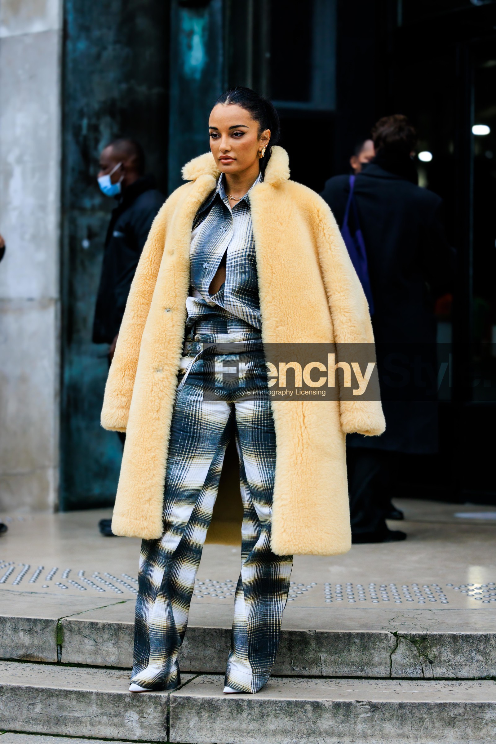 golden looops, furry coat, light yellow coat, winter coat, printed set, plaid set, black and white pants, black and white shirt, fashion week, frenchystyle, FW, jonathan paciullo, street style, PFW, PARIS, menswear, AUTUMN WINTER 2022-2023, FALL WINTER 2022-2023, FW 22-23, full length, vertical