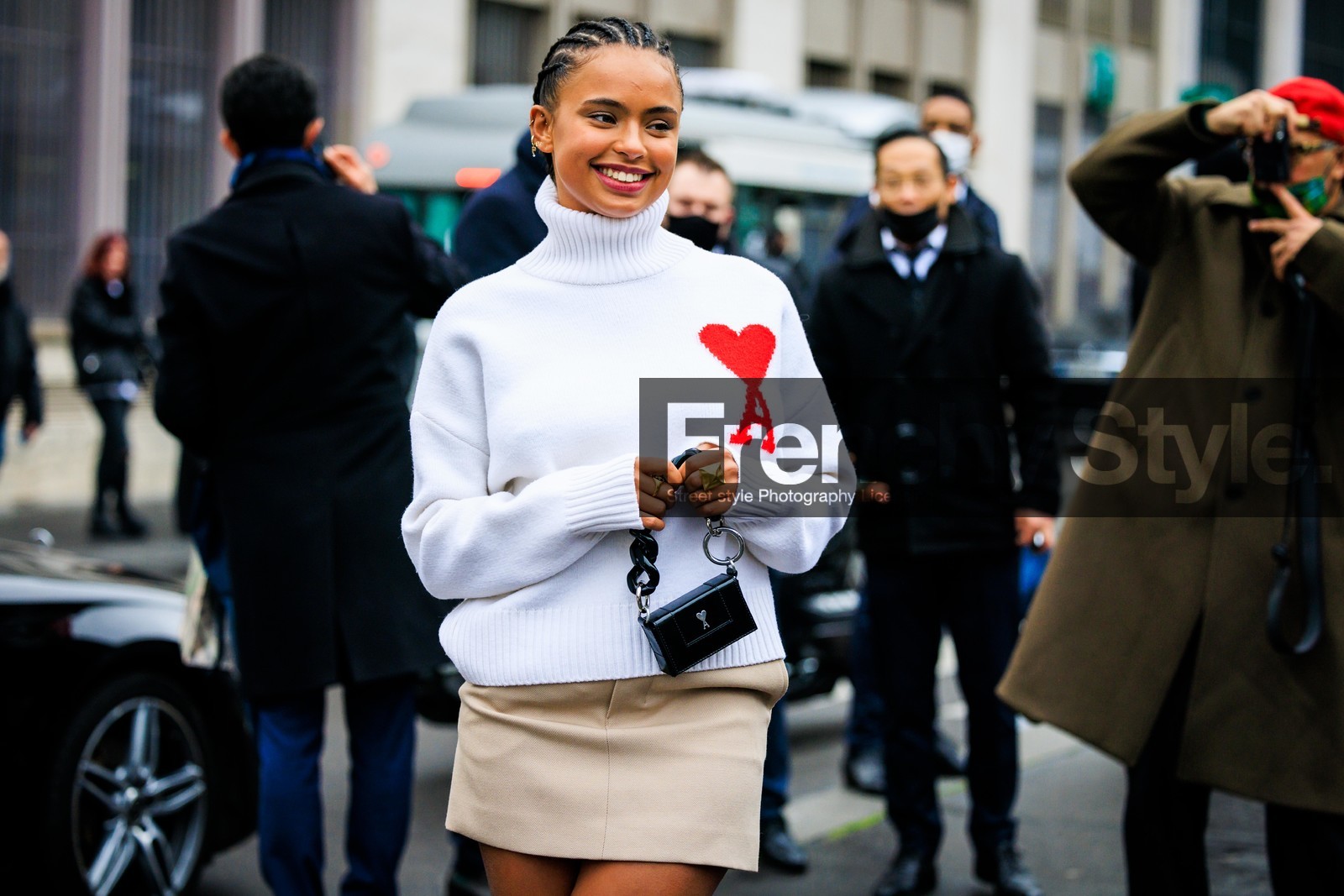ami, jumper, white jumper, turtleneck, mini skirt, beige skirt, ami bag, mini bag, black bag, golden rings, braided hair, fashion week, frenchystyle, FW, jonathan paciullo, street style, PFW, PARIS, menswear, AUTUMN WINTER 2022-2023, FALL WINTER 2022-2023, FW 22-23, atmosphere details, detail, horizontal