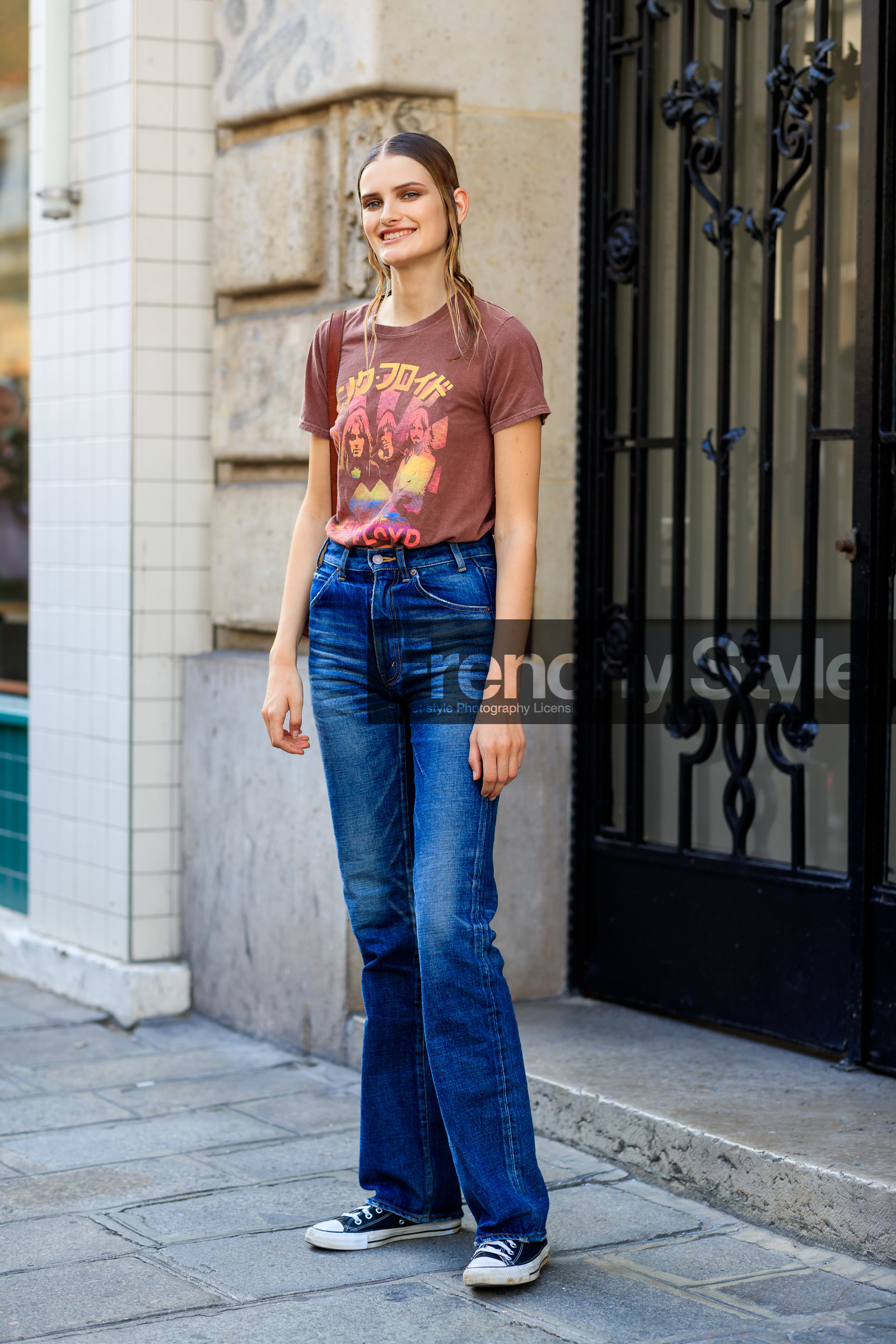 haircut, hair details, make up, make up details, orange t-shirt, brown t-shirt, printed t-shirt, face printed t-shirt, converse shoes, denim, blue jeans, flare jeans, fashion week, frenchystyle, FW, jonathan paciullo, street style, PFW, PARIS, AUTUMN WINTER 2021-2022, FALL WINTER 2021-2022, FW 21-22, vertical, full length, model
