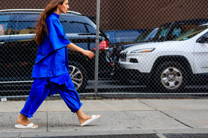 atmosphere details, blue pants, blue shirt, detail, fashion week, frenchystyle, FW, horizontal, jonathan paciullo, leather shoes, NEW YORK, NYFW, oversize, SPRING SUMMER 2017, SS 17, street style, tone on tone, total look blue, trousers, white sandals, wide pants, woman