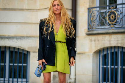 light green dress, mini dress, zipped dress, low necked dress, belted dress, black jacket, oversize jacket, blue leather bag, quilted bag, hand bag, mini bag, lady dior bag, dior bag, dior dress, iphone, blanca miro scrimieri, fashion week, frenchystyle, FW, jonathan paciullo, street style, PFW, PARIS, AUTUMN WINTER 2021-2022, FALL WINTER 2021-2022, FW 21-22, atmosphere details, horizontal, detail