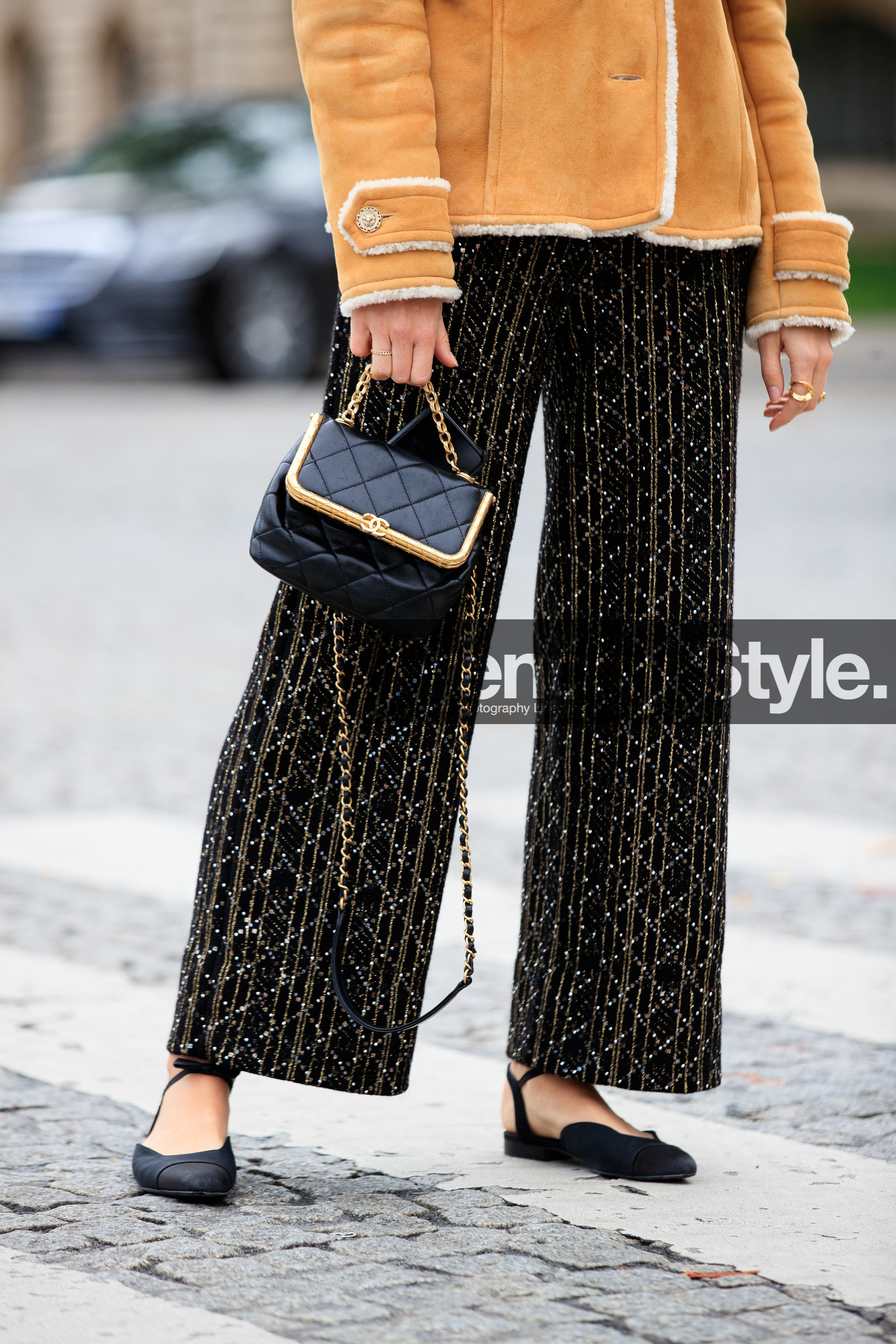 monica ainley, fur coat, suede coat, camel coat, camel suede coat, black pants, checked pants, studs pants, strassed pants, black leather bag, hand bag, quilted bag, chanel bag, chanel coat, chanel pants, chanel shoes, sling back shoes, black shoes, flat shoes, flat sandals, flare pants, lurex pants, PARIS, PFW, fashion week, frenchystyle, FW, jonathan paciullo, street style, SPRING SUMMER 2021, SS 21, vertical, atmosphere details, detail