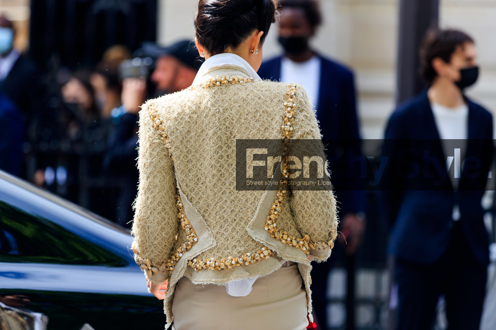 back details, beige jacket, tweed jacket, embroidered jacket, pearl embroidered jacket, strassed jacket, chanel jacket, julia comil, fashion week, frenchystyle, FW, jonathan paciullo, street style, PFW, PARIS, AUTUMN WINTER 2021-2022, FALL WINTER 2021-2022, FW 21-22, atmosphere details, horizontal, detail