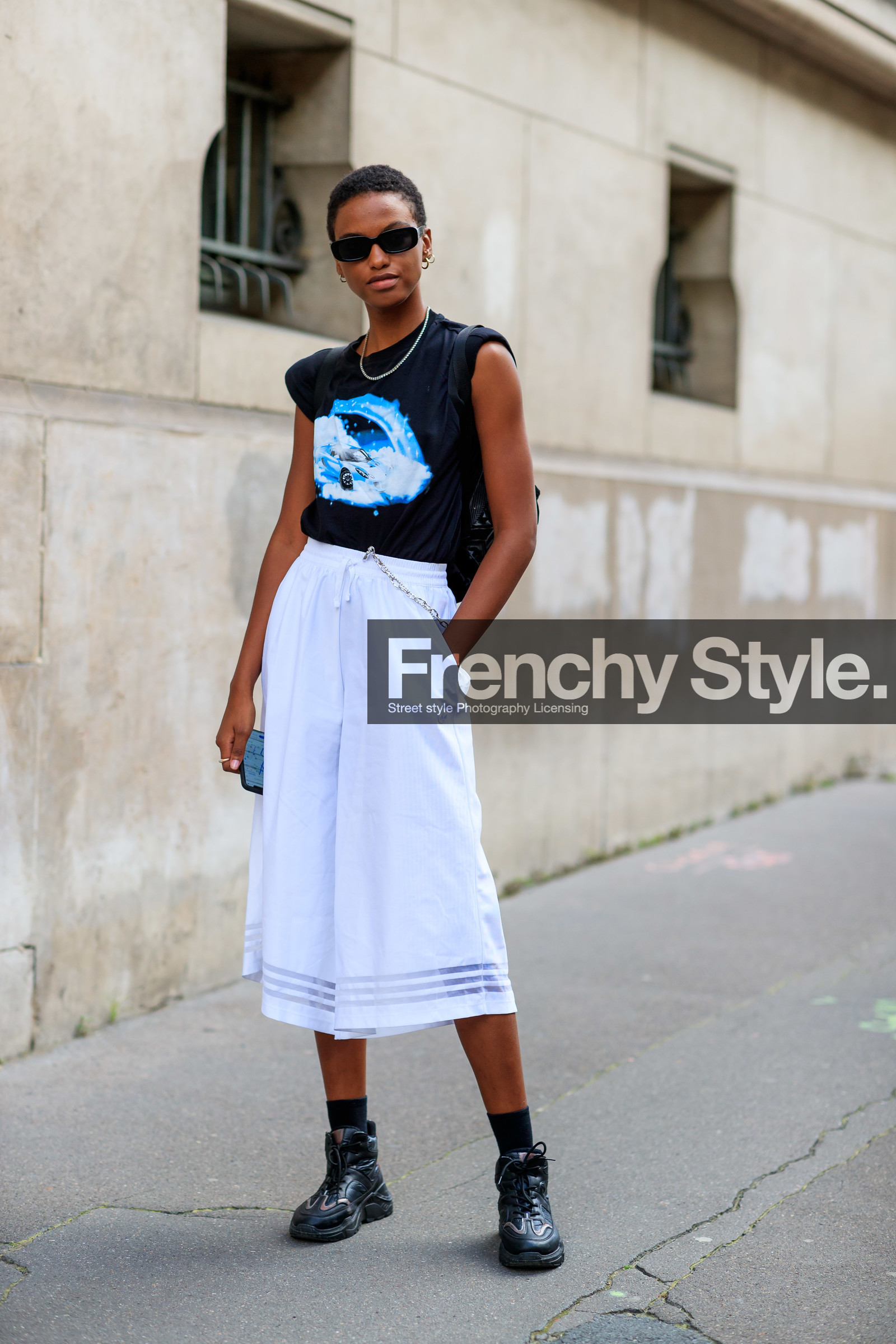 black t-shirt, printed t-shirt, white skirt, mid long skirt, cropped pants, oversize pants, white pants, black sneackers, fashion week, frenchystyle, FW, jonathan paciullo, street style, PFW, PARIS, AUTUMN WINTER 2021-2022, FALL WINTER 2021-2022, FW 21-22, vertical, full length, model