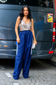 navy blue pants, navy blue jogging pants, blue pants, blue jogging pants, balenciaga pants, balenciaga total look, balenciaga top, sleeveless top, underwear top, silvered top, sequins top, lace top, sparkling top, loose pants, loose jogging pants, cartier bracelet, cartier clou bracelet, golden bracelet, diamond bracelet, sportswear look, amina muaddi, fashion week, frenchystyle, FW, jonathan paciullo, street style, PFW, PARIS, AUTUMN WINTER 2021-2022, FALL WINTER 2021-2022, FW 21-22, vertical, full length