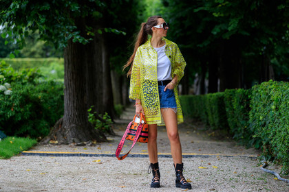 yellow jacket, yellow coat, yellow trench coat, yellow raincoat, leopard printed coat, leopard printed jacket, leopard pritned trench coat, leopard printed raincoat, sheer coat, sheer jacket, sheer trench coat, sheer raincoat, white t-shirt, denim, denim shorts, used shorts, blue shorts, mini shorts, white sunglasses, black sunglasses, round shape sunglasses, big sunglasses, orange bag, pink bag, printed bag, hand bag, dior bag, dior coat, dior jacket, dior trench coat, dior raincoat, dior boots, dior shoes, black boots, black leather boots, laced boots, flat boots, big sole boots, lady dior bag, estelle pigault, fashion week, frenchystyle, FW, jonathan paciullo, street style, PFW, PARIS, AUTUMN WINTER 2021-2022, FALL WINTER 2021-2022, FW 21-22, atmosphere details, horizontal, full length