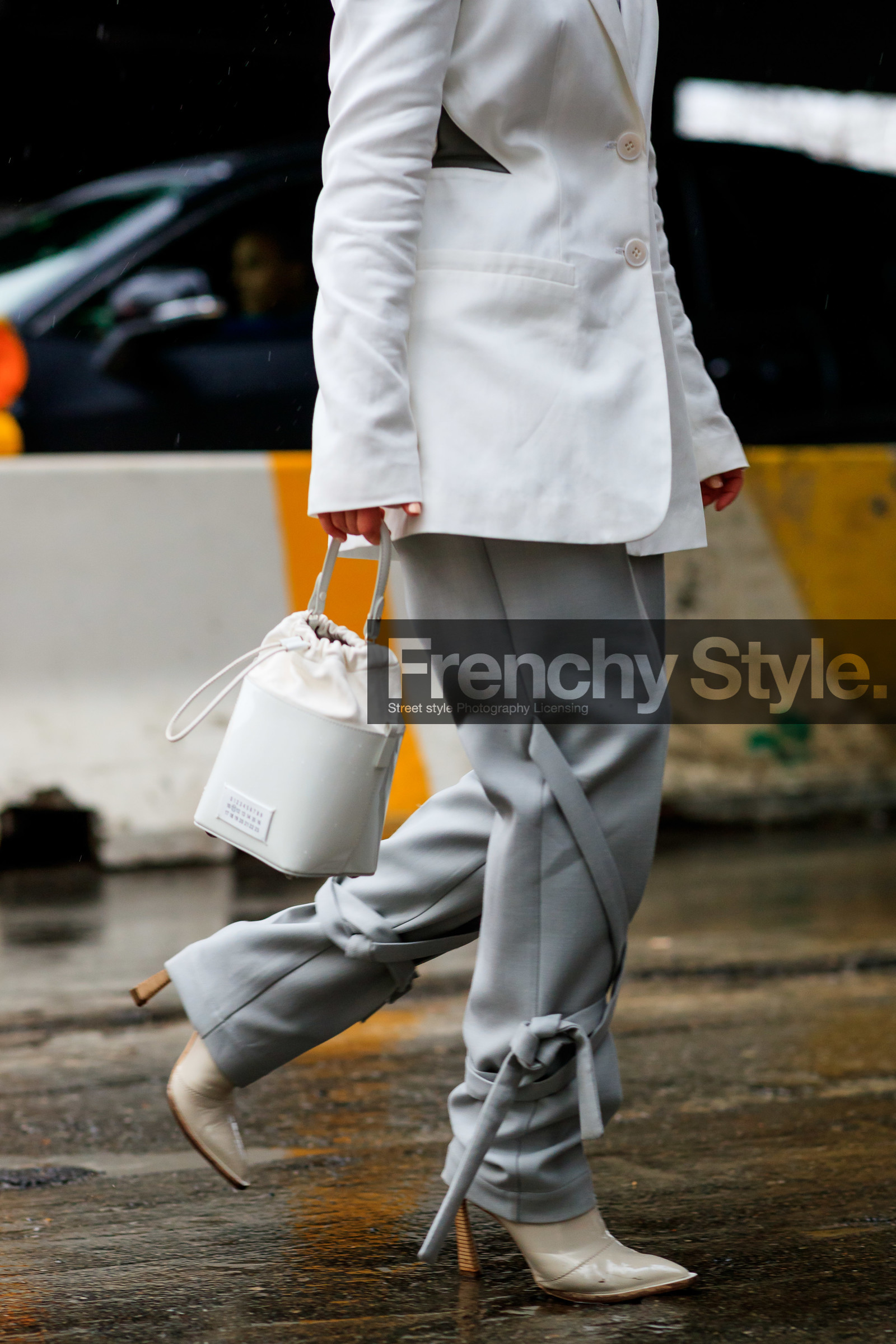 alice & j.s, alice barbier, light grey pants, knoted pants, white leather bag, white leather boots, margiela bag, high heels boots, hand bag, fashion week, frenchystyle, FW, jonathan paciullo, street style, NYFW, NEW YORK, AUTUMN WINTER 2020-2021, FALL WINTER 2020-2021, FW 20-21, vertical, detail, atmosphere details
