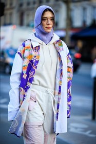 freckles, purple hood, white hoodie, sporty look, jogging pants, white pants, fashion week, frenchystyle, FW, jonathan paciullo, street style, PFW, PARIS, menswear, AUTUMN WINTER 2022-2023, FALL WINTER 2022-2023, FW 22-23, atmosphere details, detail, vertical