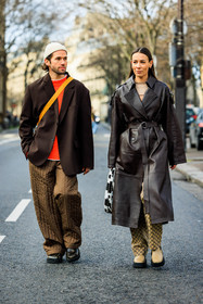 leather trench, brown trench, gucci pants, logo pants, beige bottines, cow print bag, animal print bag, coperni bag, beige top, cut out top, oatmeal beanie, orange sweatshirt, brown blazer, crossbody bag, baggy pants, brown trousers, dark brown mocassins, couple, fashion week, frenchystyle, FW, jonathan paciullo, street style, PFW, PARIS, menswear, AUTUMN WINTER 2022-2023, FALL WINTER 2022-2023, FW 22-23, full length, vertical