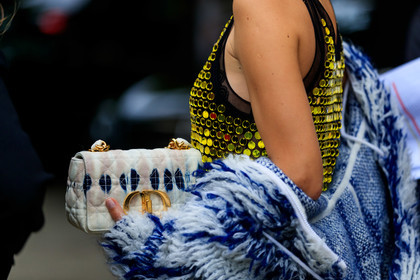 sequins dress, sleeveless dress, tie and dye cardigan, tie and dye coat, tie and dye jacket, dior cardigan, dior coat, dior jacket, dior bag, tie and dye bag, caro dior bag, white bag, blue bag, close up detail, bag detail, golden dress, dior total look, white jacket, white cardigan, white coat, blue coat, blue jacket, blue cardigan, knit coat, knit jacket, knitwear, striped coat, striped jacket, striped cardigan, sofia sanchez de betak, fashion week, frenchystyle, FW, jonathan paciullo, street style, PFW, PARIS, AUTUMN WINTER 2021-2022, FALL WINTER 2021-2022, FW 21-22, atmosphere details, horizontal, detail