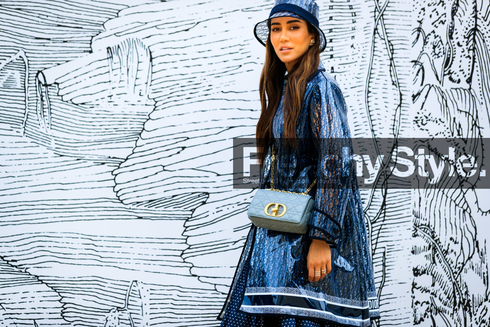 dior bag, dior hat, dior total look, dior trench coat, dior skirt, dior dress, logo all over, logo printed trench-coat, logo printed coat, logo printed hat, crossbody bag, light blue bag, light blue leather bag, quilted bag, blue bag, blue leather bag, chain strap bag, caro dior bag, sheer trench coat, polka dots dress, polka dots skirt, navy blue dress, navy blue skirt, navy blue trench coat, long dress, long skirt, monogrammed trench coat, monogrammed parka, monogrammed coat, tamara kalinic, fashion week, frenchystyle, FW, jonathan paciullo, street style, PFW, PARIS, AUTUMN WINTER 2021-2022, FALL WINTER 2021-2022, FW 21-22, atmosphere details, horizontal, detail