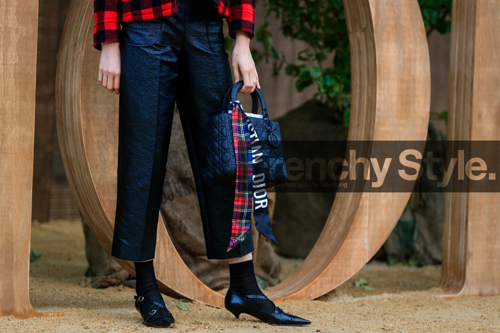 legs detail, dior bag, dior shoes, dior scarf, lady dior bag, black leather bag, black shoes, black pants, black socks, vinyl pants, cropped pants, sharp end shoes, kitten heels shoes, hand bag, quilted bag, fashion week, frenchystyle, FW, jonathan paciullo, street style, SPRING SUMMER 2020, SS 20, PFW, PARIS, horizontal, atmosphere details, detail